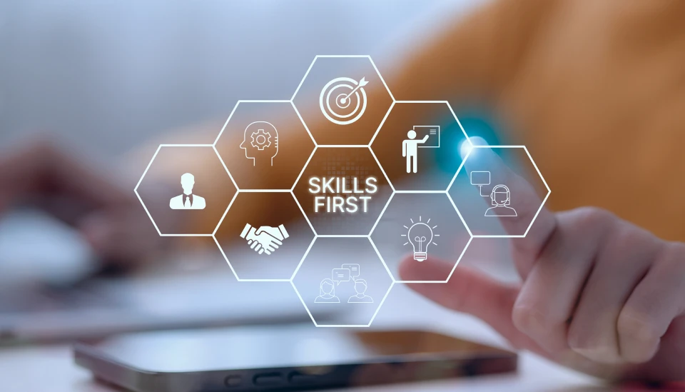 Skills-first en empresa: integrar formación técnica y soft skills con impacto real